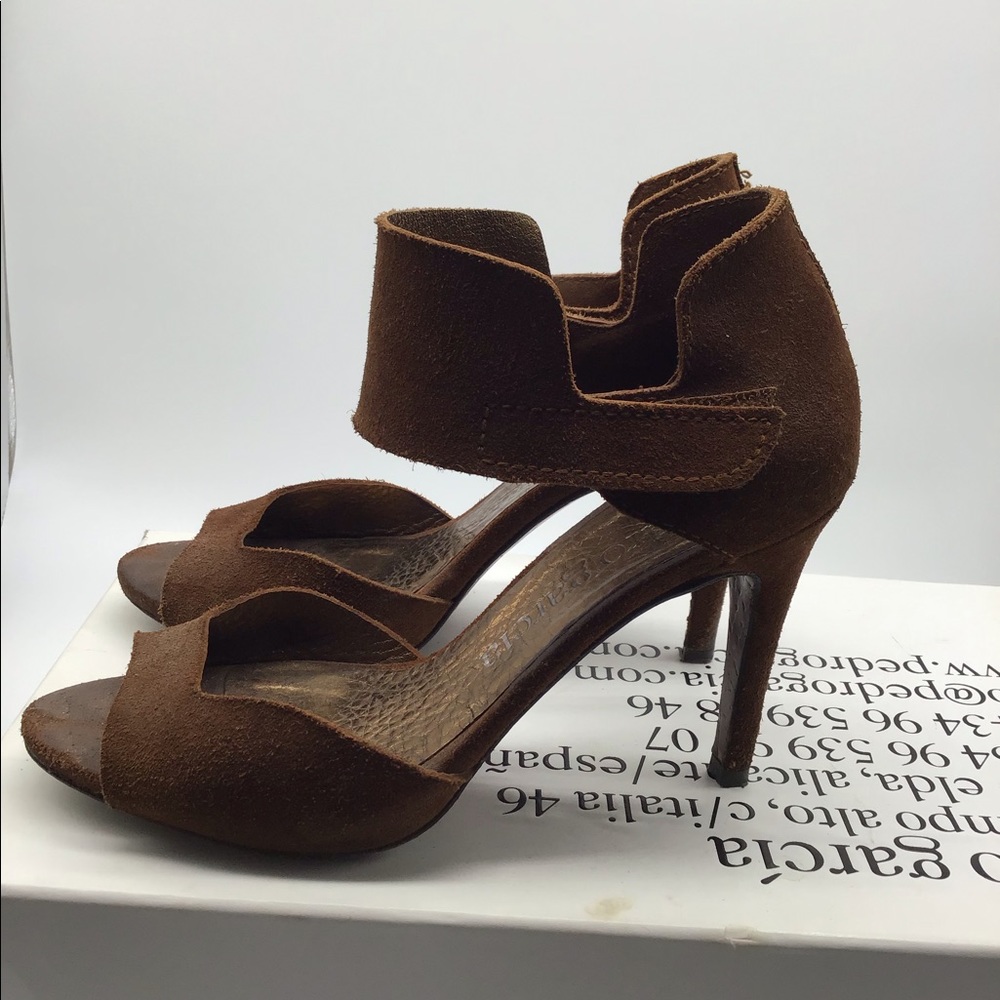 Comfortable designer sandals 👡🤎